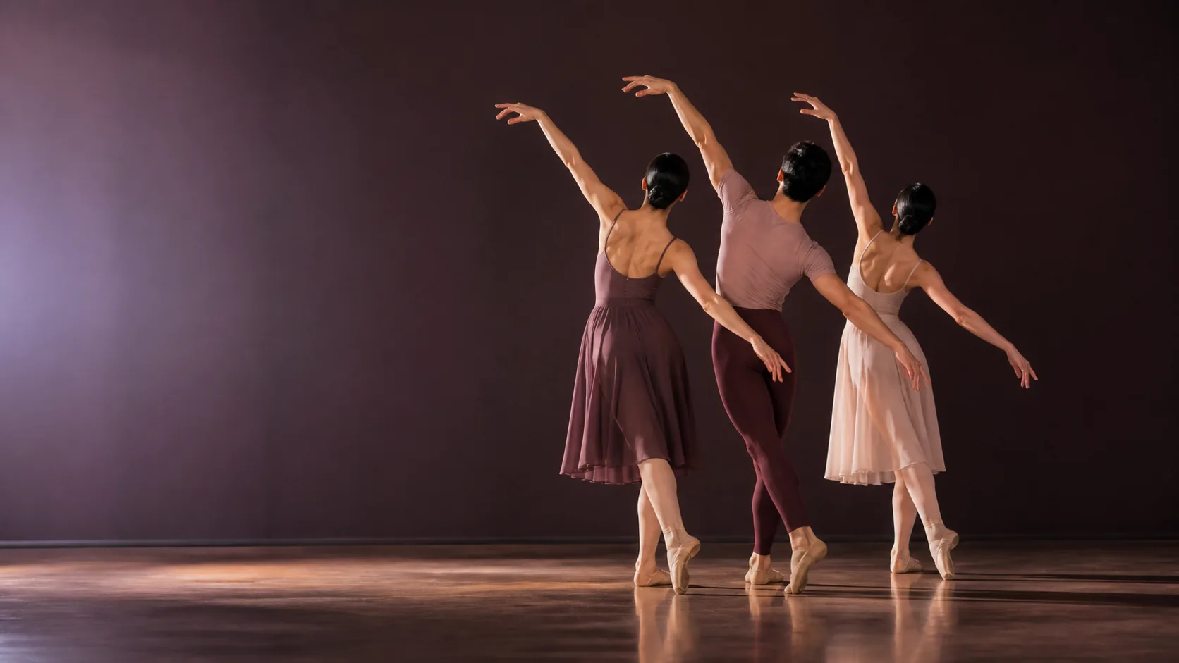 Drei Ballettperformerinnen vor einem Auftritt im Veranstaltungsraum